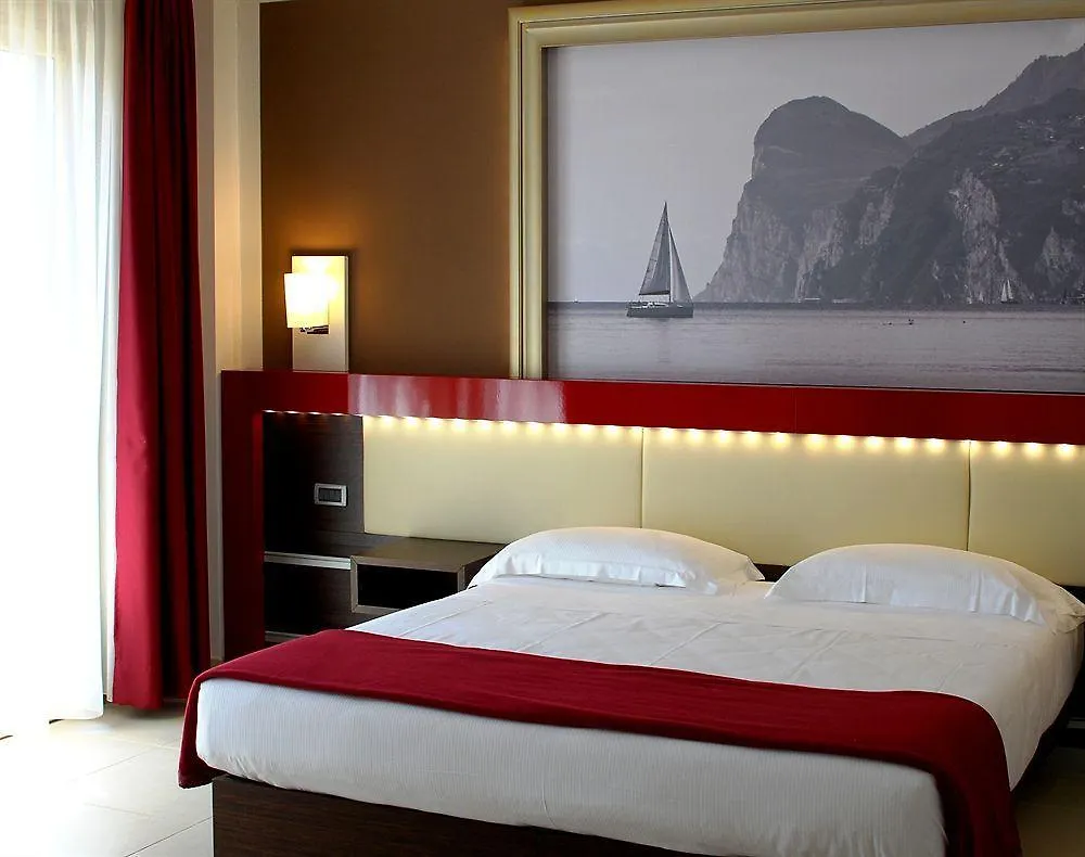Kairos Garda Hotel Кастельнуово-дель-Гарда